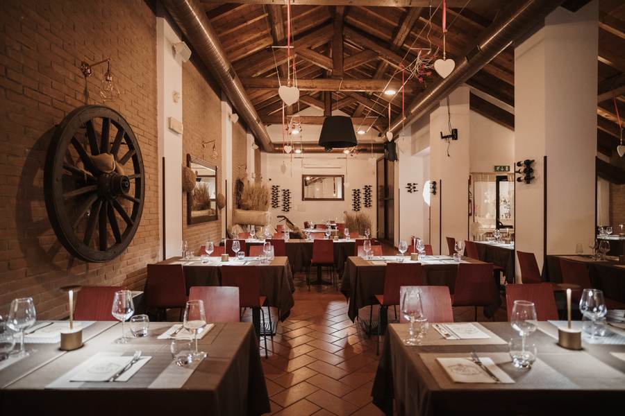 Antica Posta — the dining room in the former coaching inn